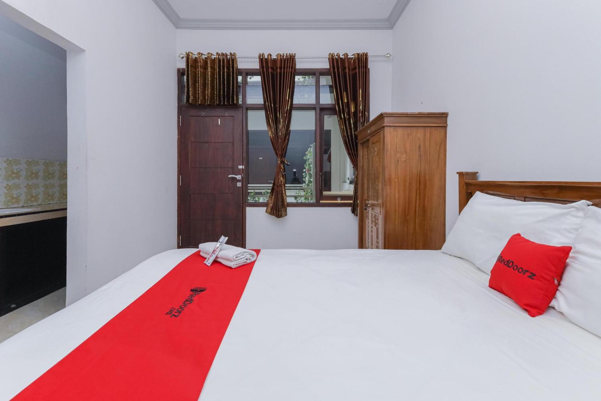 סוראבאיה Reddoorz At Pondok Candra מראה חיצוני תמונה