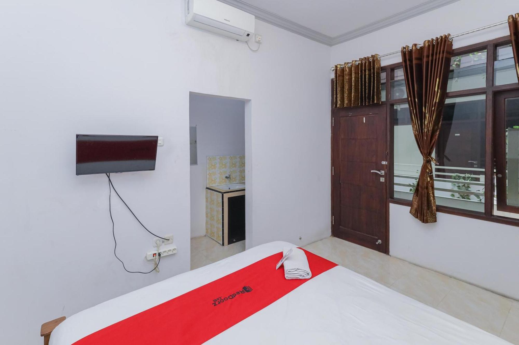סוראבאיה Reddoorz At Pondok Candra מראה חיצוני תמונה
